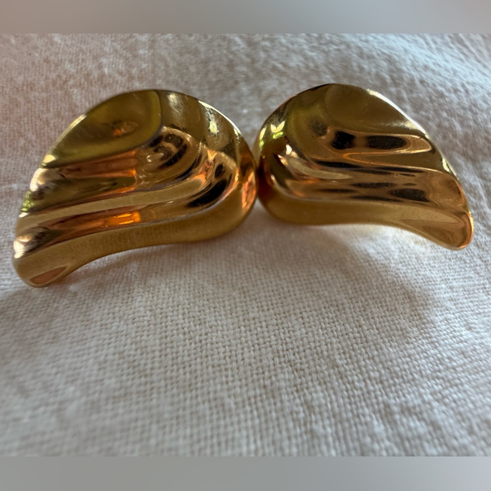 Vintage Monet Shiny Leaf Shell Shape Gold Tone Clip On Earrings Signed